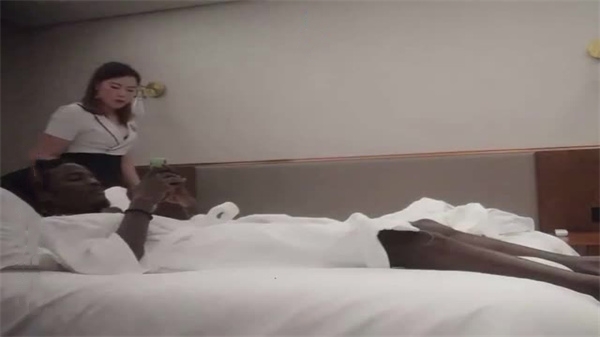 寻花偷拍-男主約了个肉感肥臀足疗技师让老黑体验技师的全套服务